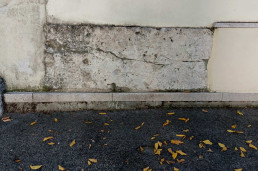 Blocco ponte romano Ronchi dei Legionari, reimpiegato in un muro di un'abitazione di Ronchi.n muro di cinta