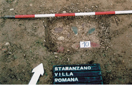 villa romana di Staranzano; Particolare di un pavimento in opus caementicium con pietre di diversi colori (I secolo a.C.)portato alla luce durante le indagini condotte nel 2002 (foto Archivio SABAP FVG)