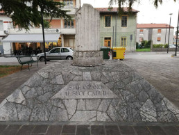 Monumento ai caduti, Staranzano; rocchio di colonna romana